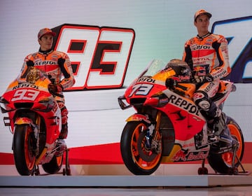 Marc Márquez y Álex Márquez han presentado la que será la nueva moto de Repsol Honda Team para el Mundial de MotoGP 2020 enYakarta (Indonesia).

