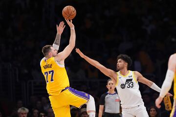 Lanzamiento de Luka Doncic ante Johnny Juzang durante el duelo entre Los Angeles Lakers y los Utah Jazz.