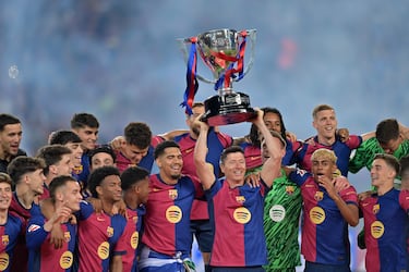 Robert Lewandowski levanta el trofeo de Liga al final del encuentro de la jornada 37 de LaLiga entre FC Barcelona y Villarreal CF.