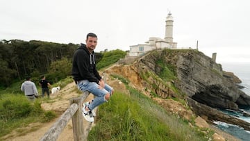 Pol Moreno, del Racing, ante el Faro de Cabo Mayor, en Santander.