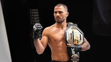 Alexandre Pantoja con el cinturón del peso mosca.