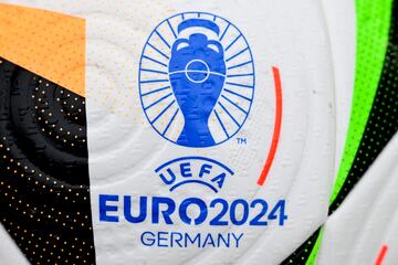 Berlin (Germany), 15/11/2023.- The official match ball of the UEFA Euro 2024 is presented during a special event in Berlin, Germany, 15 November 2023. Germany will host the UEFA Euro 2024 tournament from 14 June to 14 July 2024. (Alemania) EFE/EPA/FILIP SINGER
