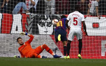 El jugador del Barcelona, Leo Messi, marca el 2-3 al Sevilla. 