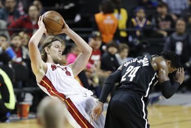 MEX63. CIUDAD DE MÉXICO (MÉXICO), 09/12/2017.- El jugador de los Nets de Brooklyn Rondae Hollis-Jefferson (d), disputa el balón con Kelly Olynyk (i), de los Heat de Miami hoy, sábado 9 de diciembre de 2017, durante un partido de baloncesto de la NBA, entr