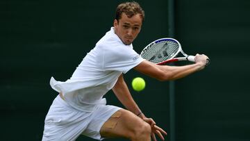 El tenista ruso Daniil Medvedev devuelve una bola durante su partido ante Alexei Popyrin en Wimbledon 2019.