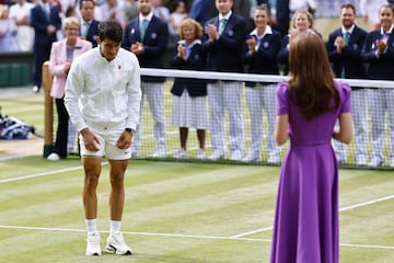 Carlos Alcaraz se prepara para recibir el trofeo de ganador de Wimbledon de manos de la princesa Catalina de Gales.