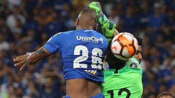 El mismo futbolista que chocó con Esteban Andrada estuvo a centímetros de impactar con una plancha a Agustín Rossi a la salida de un córner.