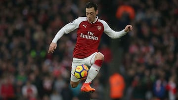 El alemán estuvo cerca de jugar para el Barcelona, en 2017 se habló de su posible llegada en una transacción que incluía a Turan, pero no se logró llegar a un acuerdo por lo que continuó con el Arsenal.