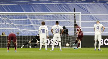 0-1. Mikel Oyarzabal marca de penalti el primer gol.