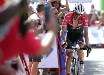 Alberto Contador llegó desfondado a la meta del Alto Hoya de la Mora.