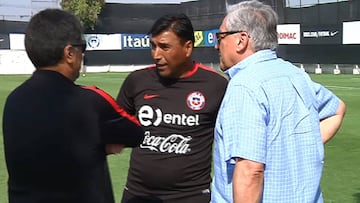 El saludo de Salah con Robles y los jugadores de la Sub 20