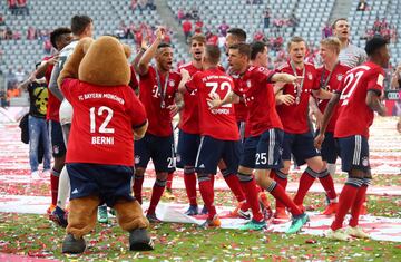 Con trofeo y cerveza en mano Bayern y James celebran el título