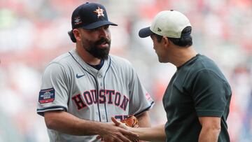 MEX6017. CIUDAD DE MÉXICO (MÉXICO), 27/04/2024.- José Urquidy (i) jugador de los Houston Astros, saluda al actor mexicano Alfonso Herrera, quien lanzó la primera bolaeste sábado, durante un juego de temporada regular del MLB World Tour México City Series 2024 entre Houston Astros y Colorado Rockies, en la Ciudad de México (México). EFE/ Isaac Esquivel