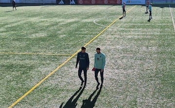 Manu Hernando, junto al fisioterapeuta Javier Martn, que esta semana est con el primer equipo.