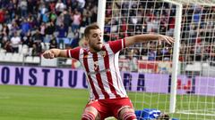 Valent&iacute;n Vada celebra un gol con el Almer&iacute;a.