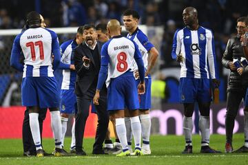 Sergio Conceiçao entra al campo para dar indicaciones a sus jugadores previo al arranque de los tiempos extra