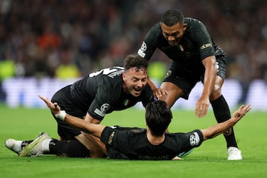 0-1. Giovanni Simeone celebra con sus compañeros el gol que anota en el minuto 9 de partido.