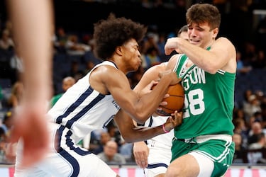 El base de los Boston Celtics, Hugo González, penetra hacia la canasta mientras el alero de los Memphis Grizzlies, Jaylen Wells,defiende durante el segundo cuarto en el FedExForum.