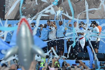 La plantilla del Manchester City en el escenario celebrando el título liguero. 