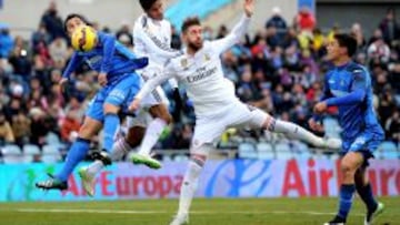 Varane salta con Ramos en un momento del partido