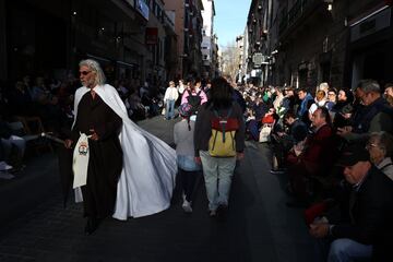 Procesión del Cristo de la Sangre, a 6 de abril de 2023, en Palma, Mallorca, Islas Baleares (España). La imagen del Cristo de la Sangre es la más querida por los mallorquines. Todas las cofradías, con sus pasos y bandas de música, participan en el desfile que sale de la iglesia de la Anunciación y que  finaliza en el mismo lugar bien entrada la madrugada. Miles de personas acuden a esta procesión que abren Els Tamborers de la Sala y la guardia montada de la Policía Local de Palma.