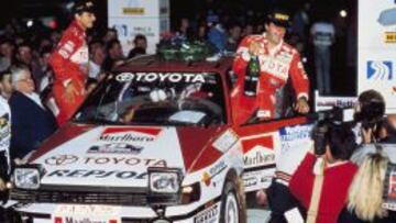1990. Carlos Sainz celebra su tercer triunfo del año en Nueva Zelanda, junto a su inseparable Luis Moya. El sueño del título comenzaba a tomar forma.