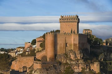 También a orillas del río Júcar encontramos Alarcón, una ciudad que llama poderosamente la atención gracias indudablemente a los complejos muros que protegen la ciudad. Las calles y las iglesias contribuyen a llevar al turista de visita al pasado.