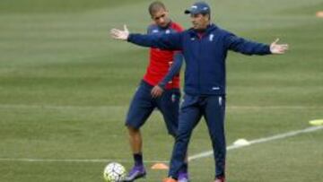 José González, durante el entrenamiento del Granada.