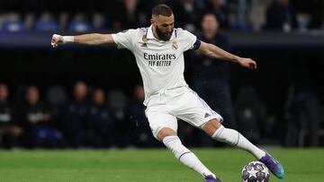 Real Madrid's French forward Karim Benzema kicks the ball during the UEFA Champions League quarter final first leg football match between Real Madrid CF and Chelsea FC at the Santiago Bernabeu stadium in Madrid on April 12, 2023. (Photo by PIERRE-PHILIPPE MARCOU / AFP)