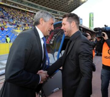  Los entrenadores de la UD Las Palmas, Quique Setién y del Atlético de Madrid Diego Simeone se saludan en el partido