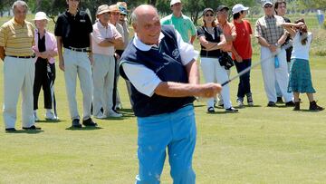 Argentine golf great Roberto de Vicenzo tees off on the first hole during the &quot;De Vicenzo Classic&quot; annual golf tournament in Buenos Aires, Argentina November 12, 2006. REUTERS/Victor Grubicy/File photo