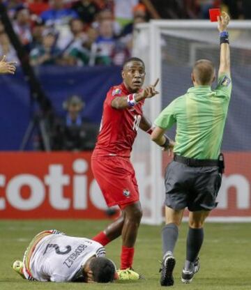 El árbitro Mark Geiger mostrándole el cartón rojo al delantero Luis Tejada.