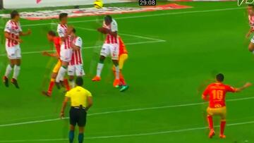 ?Era golazo! Diego Vald谷s y el notable tiro libre que peg車 en el palo