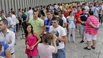 <b>ESPECTACULAR. </b>Miles de aficionados del Betis esperaban a que se abrieran las taquillas en la tarde de ayer para comprar su localidad del próximo sábado.