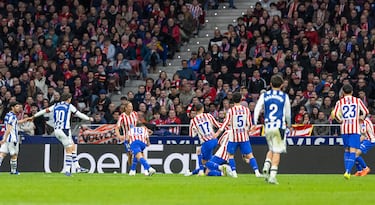 El de Oyarzabal fue un auténtico golazo. La Real se asoció rápido por dentro y el eibarrés, tras rebote de Hancko, la puso en la escuadra. 
