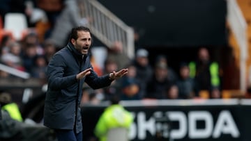 El entrenador del Valencia Rubén Baraja reacciona durante el partido de la jornada 28 de la Liga EA Sports que disputan Valencia y Getafe en el estadio de Mestalla. EFE/Biel Aliño