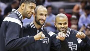 Tim Duncan, Manu Gin&oacute;bili y Tony Parker muestran el anillo que les acredita como campeones de la NBA.