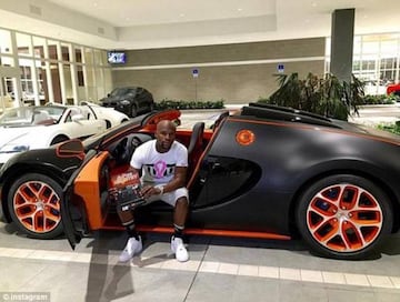 Mayweather con dos de sus Buggati Veyron