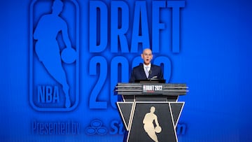 New York (United States), 23/06/2022.- NBA commissioner Adam Silver speaks before the first round of the 2022 NBA Draft at the Barclays Center in Brooklyn, New York, USA, 23 June 2022. (Baloncesto, Estados Unidos, Nueva York) EFE/EPA/JASON SZENES SHUTTERSTOCK OUT
