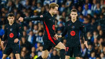 SAN SEBASTIÁN, 10/11/2024.- El centrocampista neerlandés del Barcelona Frenkie de Jong durante el partido de LaLiga entre la Real Sociedad y el Barcelona, este domingo en el Reale Arena. EFE/Javi Colmenero