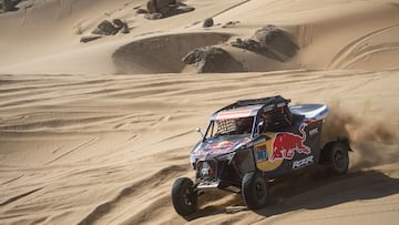 Cristina Gutierrez con el buggy de Red Bull en el Dakar.