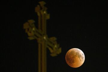 Imagen del eclipse lunar con luna de sangre 2018 sobre la Catedral de Ereván, en Ereván, la capital de Armenia.
