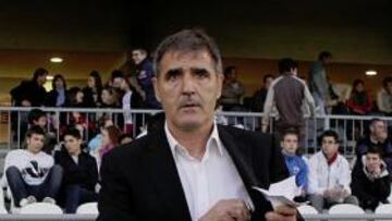 Paco Herrera, muy cerca del banquillo del Valladolid