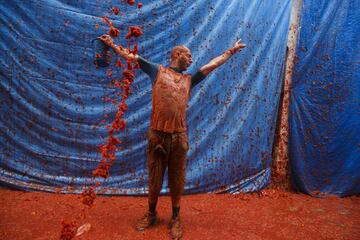 BUNOL, SPAIN - AUGUST 30: Revellers enjoy the atmosphere in tomato pulp while participating the annual Tomatina festival on August 30, 2017 in Bunol, Spain. An estimated 22,000 people threw 150 tons of ripe tomatoes in the world's biggest tomato fight held annually in this Spanish Mediterranean town. (Photo by Pablo Blazquez Dominguez/Getty Images)