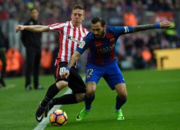 Aleix Vidal con Iker Muniain.