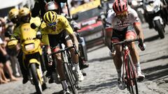 John Degenkolb y Greg Van Avermaet ruedan durante la jornada del pavés en la novena etapa del Tour de Francia 2018 entre Arras y Roubaix.