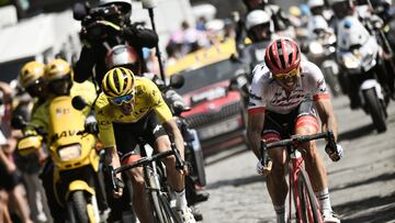 John Degenkolb y Greg Van Avermaet ruedan durante la jornada del pavés en la novena etapa del Tour de Francia 2018 entre Arras y Roubaix.