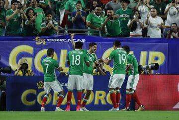 COP07. PHOENIX (ARIZONA, EE.UU.), 20/07/2017. El jugador de México Rodolfo Pizarro (C) celebra con sus compañeros de equipo su gol durante el partido contra Honduras por la Copa de Oro de la Concacaf hoy, jueves 20 de julio de 2017, en la estadio de la Universidad de Phoenix, en Arizona (EE.UU.). EFE/José Méndez