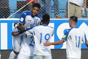 Honduras' forward Anthony Lozano celebrates with teammates after scoring against Costa Rica during their 2018 FIFA World Cup qualifier football match in San Pedro Sula, Honduras on March 28, 2017. / AFP PHOTO / JOHAN ORDONEZ