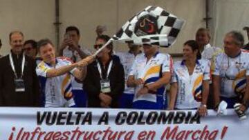 Juan Manuel Santos dio la largada de la Vuelta a Colombia.